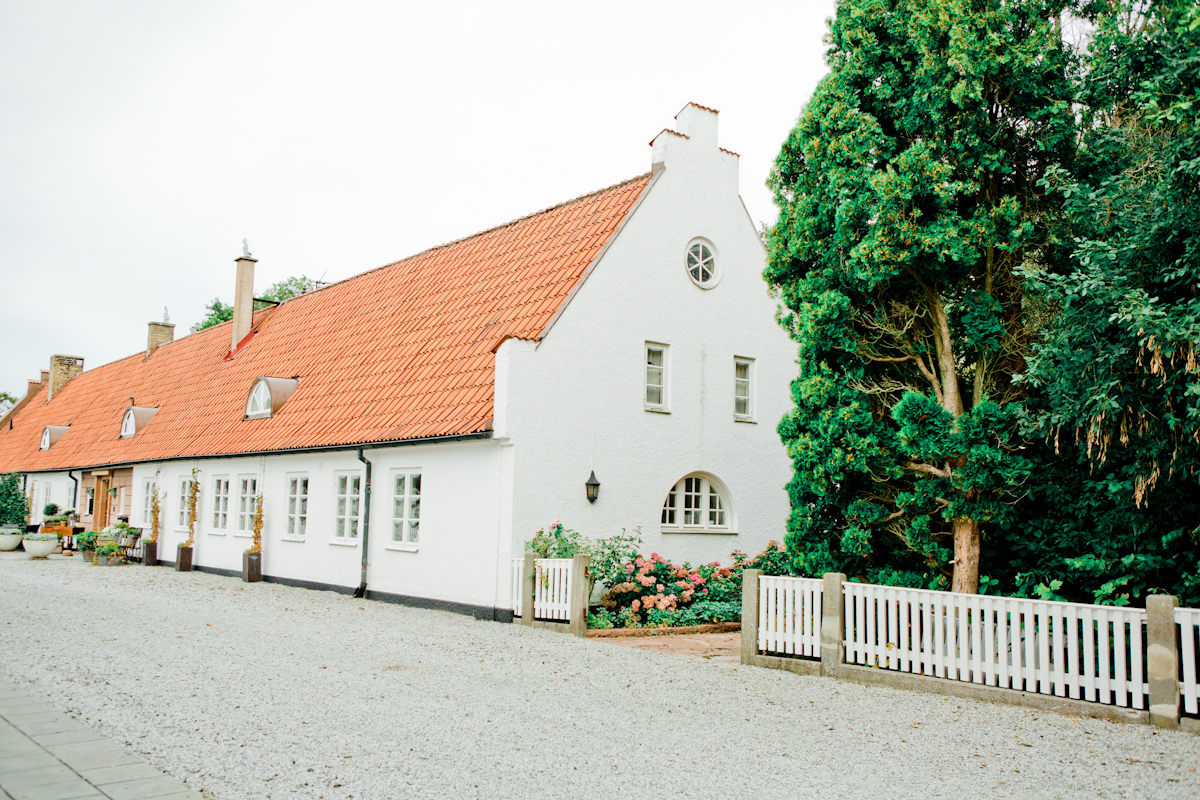 Mangårdsbyggnaden på Lorensdals Gård med vitt staket
